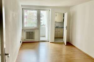 Schwabingen: freie 2 Zimmerwohnung mit Loggia und Küche