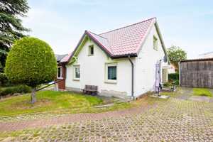 Bahnhofsnah! Mit Keller, Einbauküche, Rollladen, Pool, Garage, Carport: Einfamilienhaus in Marzahn