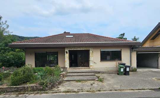 ~~ BUNGALOW MIT ZWEI GARAGEN UND GARTEN IN KLINGENMÜNSTER ~~