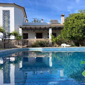 Spektakuläre Villa mit Pool, Dachgeschoss und Obstgarten