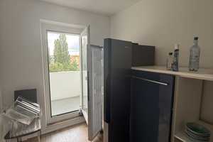 2 Zimmer Wohnung mit Herd und Küche . Bad voll Saniert Fussboden mit Vinyl.  – Bruno-Taut-Straße 16, 18146 Rostock – Vorschaubild 1