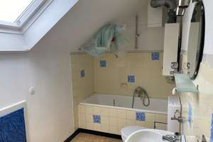 Dachgeschosswohnung mit drei Räumen, Einbauküche und Hobbyraum – Holderbuschweg 8, 70563 Heerstraße, Stuttgart – Vorschaubild 3