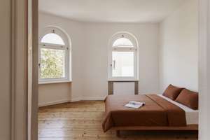 Altbauklassiker mit Enfilade, Dielen, Kachelöfen und weitem Blick über Kreuzberg – Gneisenaustraße 16, 10961 Kreuzberg, Berlin – Vorschaubild 9