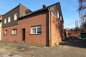 Dreifamilienhaus mit einer modernen Maisonettewohnung, einem großen Garten und einer Vierfachgarage!