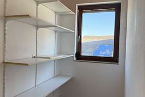 Großzügige 5-Zimmer-Splitlevel-Wohnung mit 153 m², Balkon, Garten und Kaminofen – Kirchweg 8, 75323 Bad Wildbad – Vorschaubild 13