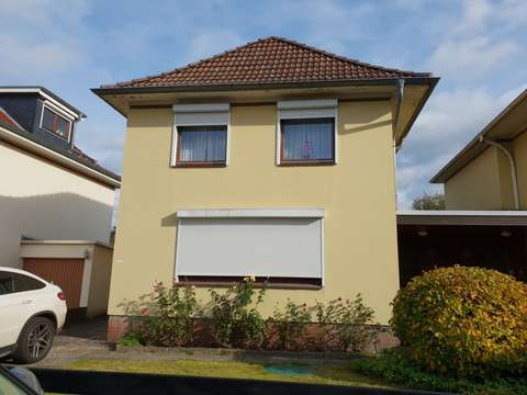 Ein Oder Zweifamilienhaus Mit Garage Und Garten In 22043 Hamburg Wandsbek Tonndorf