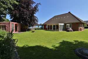 Liebevoll gepflegter Bungalow mit Wintergarten, großem Garten, Carport, Garage und Ausbaureserve – Nordfriesland (Kreis) – Vorschaubild 1
