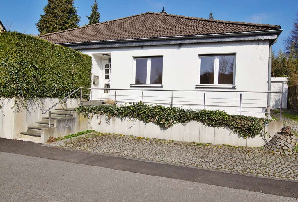 Moderner Walmdachbungalow – Stilvolles Wohnen auf einer Ebene