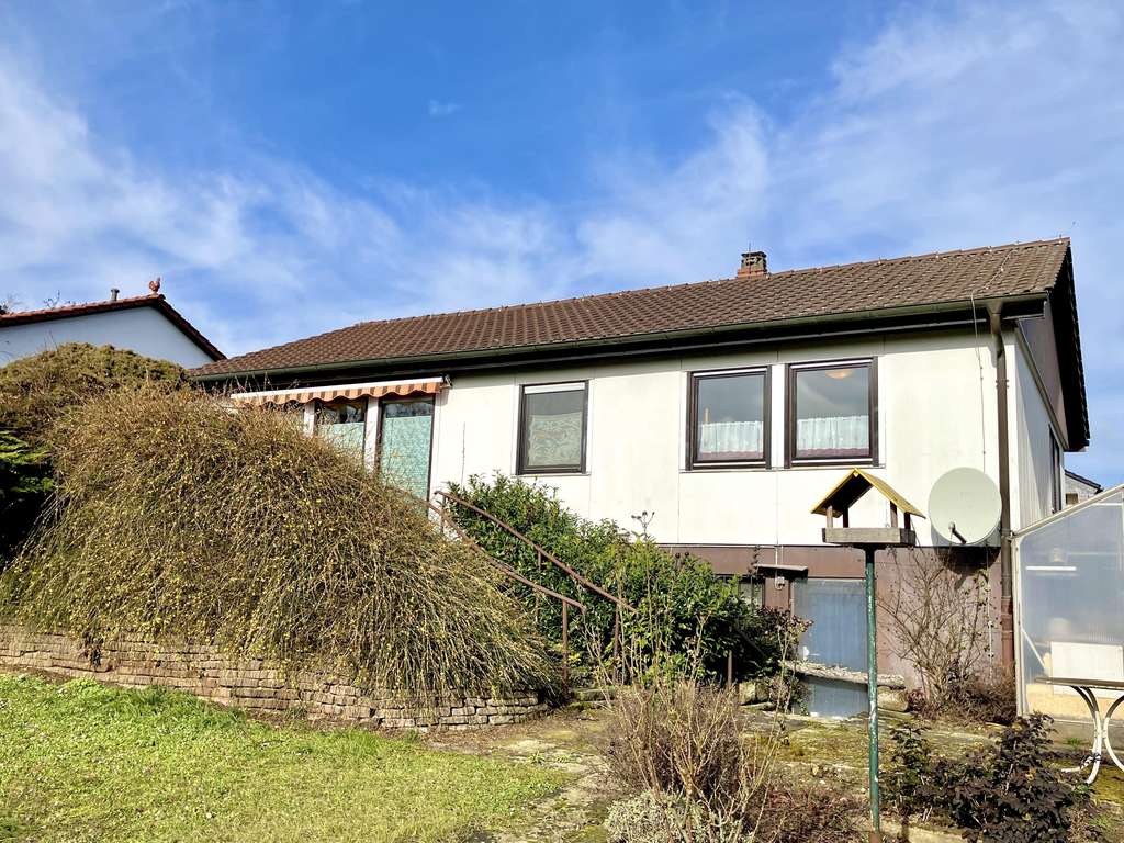 Immobilie in Weisenheim am Berg - Freistehendes Einfamilienhaus - Bungalow - in gefragter Wohnlage von Weisenheim am Berg! - Bild 1