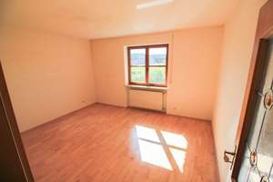 Ihr neues Zuhause: Einfamilienhaus mit großem Grundstück und vielseitigen Möglichkeiten – Die vollständige Adresse der Immobilie erhältst du vom Anbieter., 94419 Reisbach – Vorschaubild 15