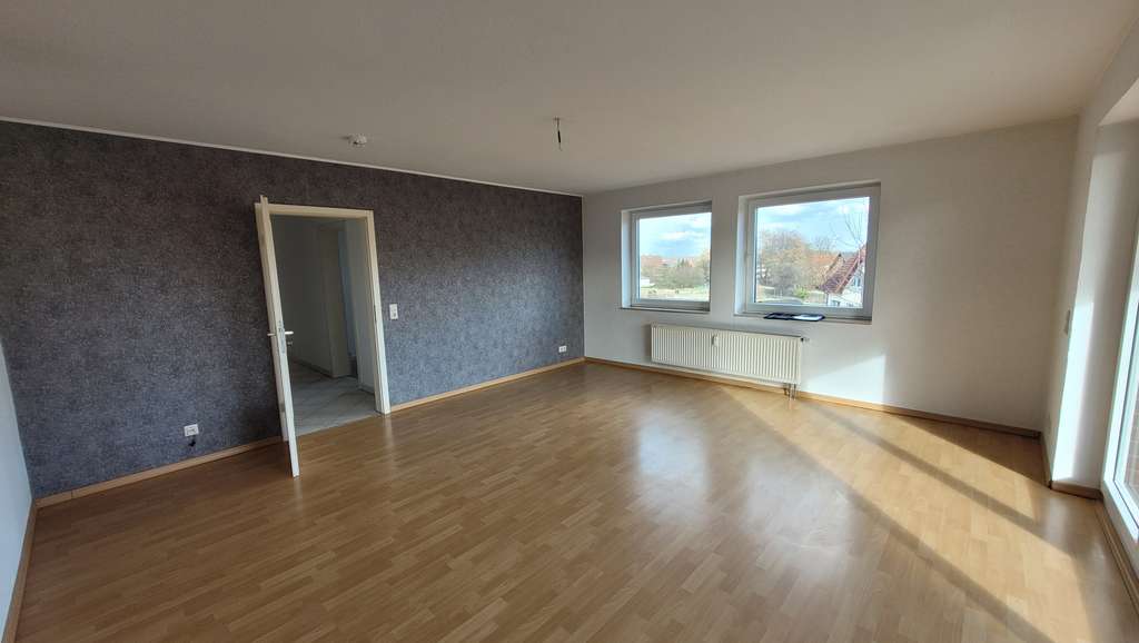 Immobilie in Giesen - Helle 3-Zimmer Wohnung mit Balkon in Giesen (1. OG), courtagefrei! - Bild 1