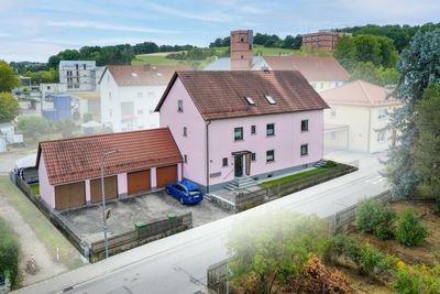 Attraktives Renditeobjekt in Lappersdorf: Mehrfamilienhaus mit drei Wohneinheiten und PV-Anlage!