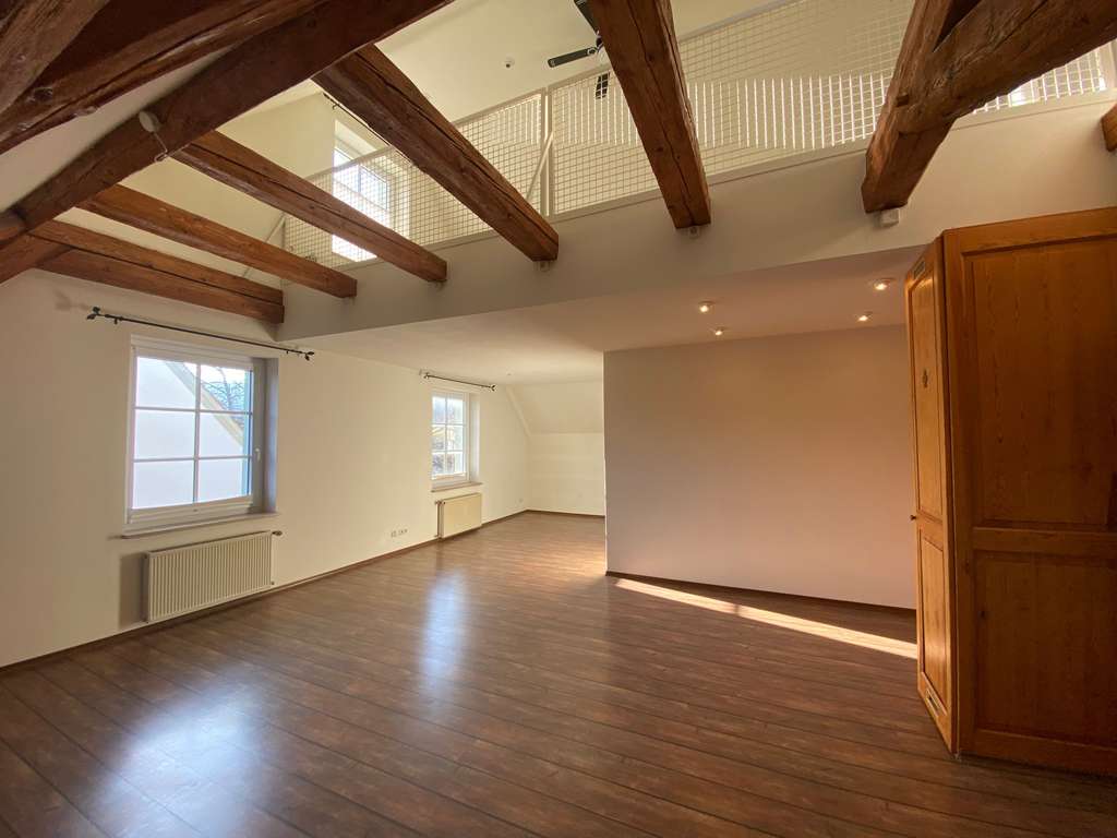 Immobilie in Ottobeuren - Wohnen mit Charakter: Maisonettewohnung mit Galerie & Sichtbalken - Bild 1