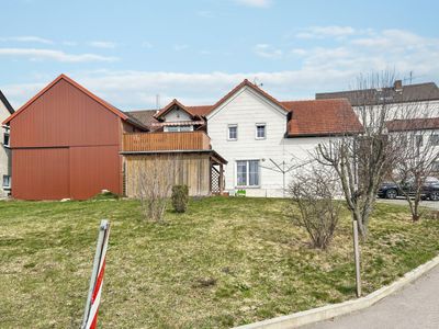 Charmantes, umfassend modernisiertes Wohnhaus mit Scheunen, Balkon und Weitblick in ruhiger Lage
