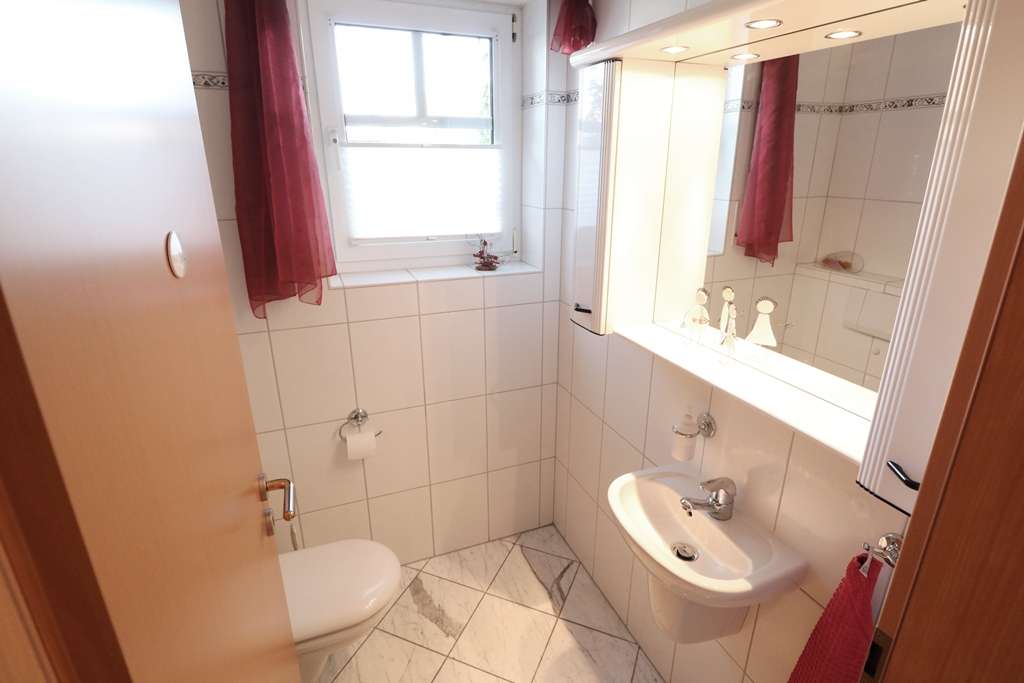 Immobilie in Cloppenburg - Schickes, topgepflegtes Zweifamilienhaus mit Garagen- und Geräteanbau sowie schönem Garten - Bild 9