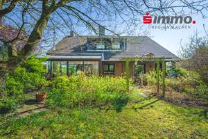 Geräumiges Einfamilienhaus mit Garage und Schwimmbad auf schönem Grundstück in ruhiger Lage