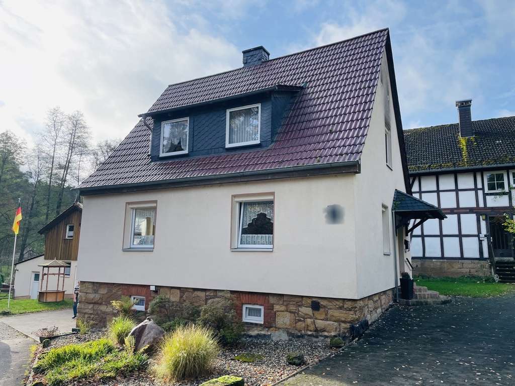 Immobilie in Wolfhagen - Umfangreich saniertes Ein- bis Zweifamilienhaus am Fuße der Weidelsburg in Wolfhagen-Ippinghausen  - Bild 2