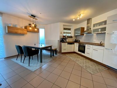 Gepflegte 2-Zimmer-EG-Wohnung mit Terasse und Einbauküche, in der gesamten Wohnung Fliesenbelag