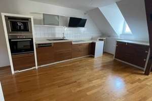 Gepflegte 3,5 Zimmer Dachgeschosswohnung, WG-geeignet, EBK, Balkon