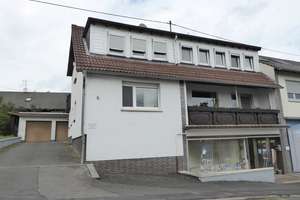 Gepflegtes Wohn- und Geschäftshaus mit zwei Wohneinheiten und Ladeneinheit in zentraler Lage! – Die vollständige Adresse der Immobilie erhältst du vom Anbieter., 63633 Birstein – Vorschaubild 1