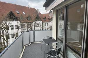 Ruhige sonnige 2 Zi DG-Wohnung mit großem Balkon und EBK in Augsburg Univiertel – Prof.-Messerschmitt-Str. 33c, 86159 Universitätsviertel, Augsburg – Vorschaubild 2