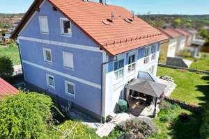 | Lebensräume! | 

Gepflegte Doppelhaushälfte mit Garten, Garage und Ausbaureserve – Die vollständige Adresse der Immobilie erhältst du vom Anbieter., 93142 Maxhütte-Haidhof – Vorschaubild 1