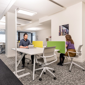 Coworking-Bereich in Regus Kaistraße