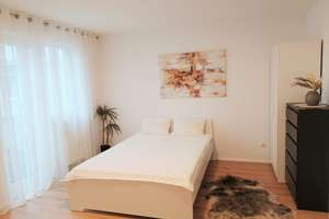 Moderne, TOP-renovierte, vollmöblierte 1-Zimmer Wohnung mit Balkon, Einbauküche und TG-Stellplatz – Erlanger Str. 23, 90765 Ronhof, Kronach, Fürth – Vorschaubild 1