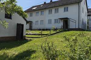 2-FH DHH mit schönen, großzügigen und sonnigen Gartenanteil sucht neuen Besitzer – Rems-Murr-Kreis – Vorschaubild 1