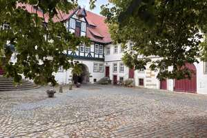 Großzügige Altbauwohnung im historischen Rittergut – eigener Garten und besonderer Wohncharakter