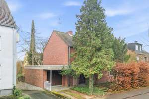 Freistehendes Einfamilienhaus mit großem Baufeld!