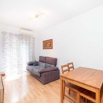 2-Zimmer-Wohnung mit Terrasse und renovierter Küche in zentraler Lage in Pinto