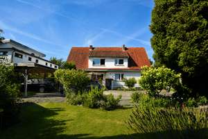 Platz für alle: Großzügiges Zweifamilienhaus mit herrlichem Garten, Carport und Bauerwartungsland..!