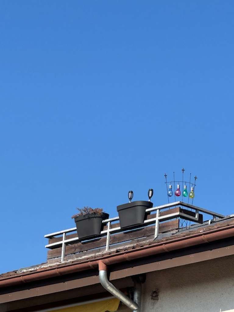 Immobilie in Kusterdingen - Gepflegte 2 Zi.- DG-Wohnung mit 2x Balkon, DU/ WA, EBK sowie PKW-Stellplatz in Kusterdingen - Bild 0
