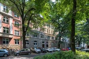 - GOLDSTÜCK - Sanierte 2 Raum Altbauwohnung mit Balkon und Blick ins grüne Karree!