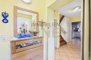 Ein Zuhause zum Ankommen – gepflegtes Einfamilienhaus mit sonnigem Garten, viel Platz und Entwicklun – Die vollständige Adresse der Immobilie erhältst du vom Anbieter., 93055 Schwabelweis, Regensburg – Vorschaubild 2