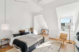 Erstbezug: 3-Zimmer-Dachgeschosswohnung mit Westbalkon, S-Bahn Fasangarten
