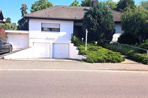 Freist. Walmdachbungalow mit 3 Garagen in zentraler Lage in 41189 MG-Wickrathberg