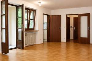 **ALTSTADT ** Großzügige 1- ZKB Wohnung mit Balkon in TOP Lage Nähe Maxstraße (VERMIETET) – Ulrichsgasse 7A, 86150 Lechviertel, östl. Ulrichsviertel, Augsburg – Vorschaubild 2