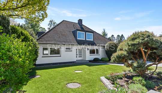 Bild von Villa mit Schwimmbad auf traumhaftem Südgrundstück in Naturschutzgebietslage von Duvenstedt