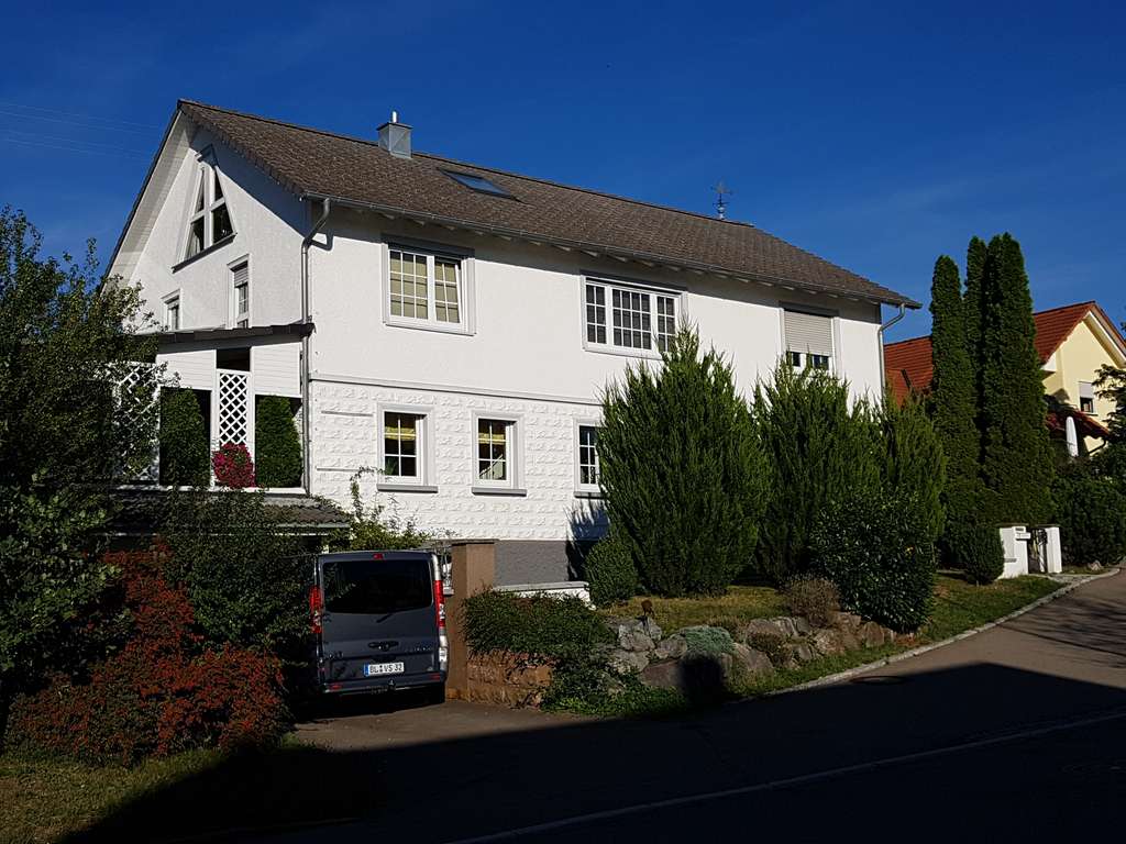 Immobilie in Bisingen - Einfach Einziehen und Wohlfühlen! Gepflegtes Zweifamilienhaus in sonniger Wohnlage in Bisingen - Bild 0