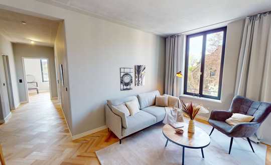 AUSSERGEWÖHNLICHE WOHNETAGE MIT LUXUS EBK, PRIVATLIFT IN DIE WHNG & 2 BALKONEN