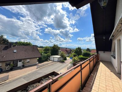 Lichtdurchflutete Eigentumswohnung mit Kamin, Fernblick, großem Südbalkon & Doppelcarport