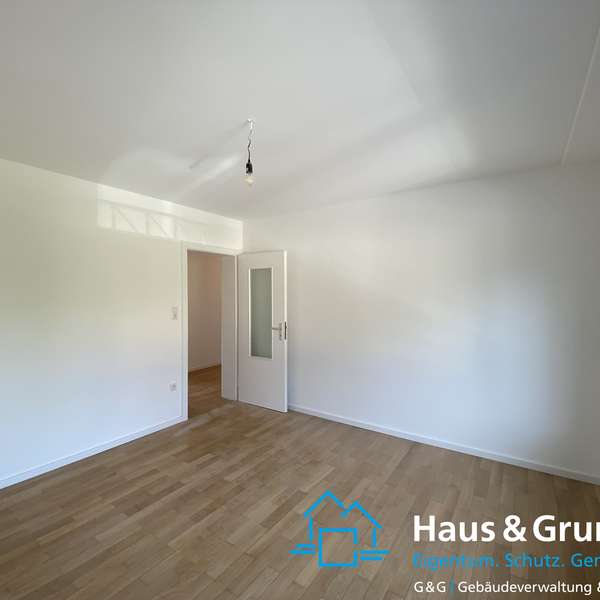 *** frisch renovierte 3-Zimmer-Wohnung - Echtholzparkett - Süd/West Balkon - Naturgarten ***