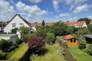 Charmantes Reihenmittelhaus mit ausgebautem Dachgeschoss, modernisierter Heizung und Garage – Schierholzstraße 66, 30655 Groß-Buchholz, Hannover – Vorschaubild 2