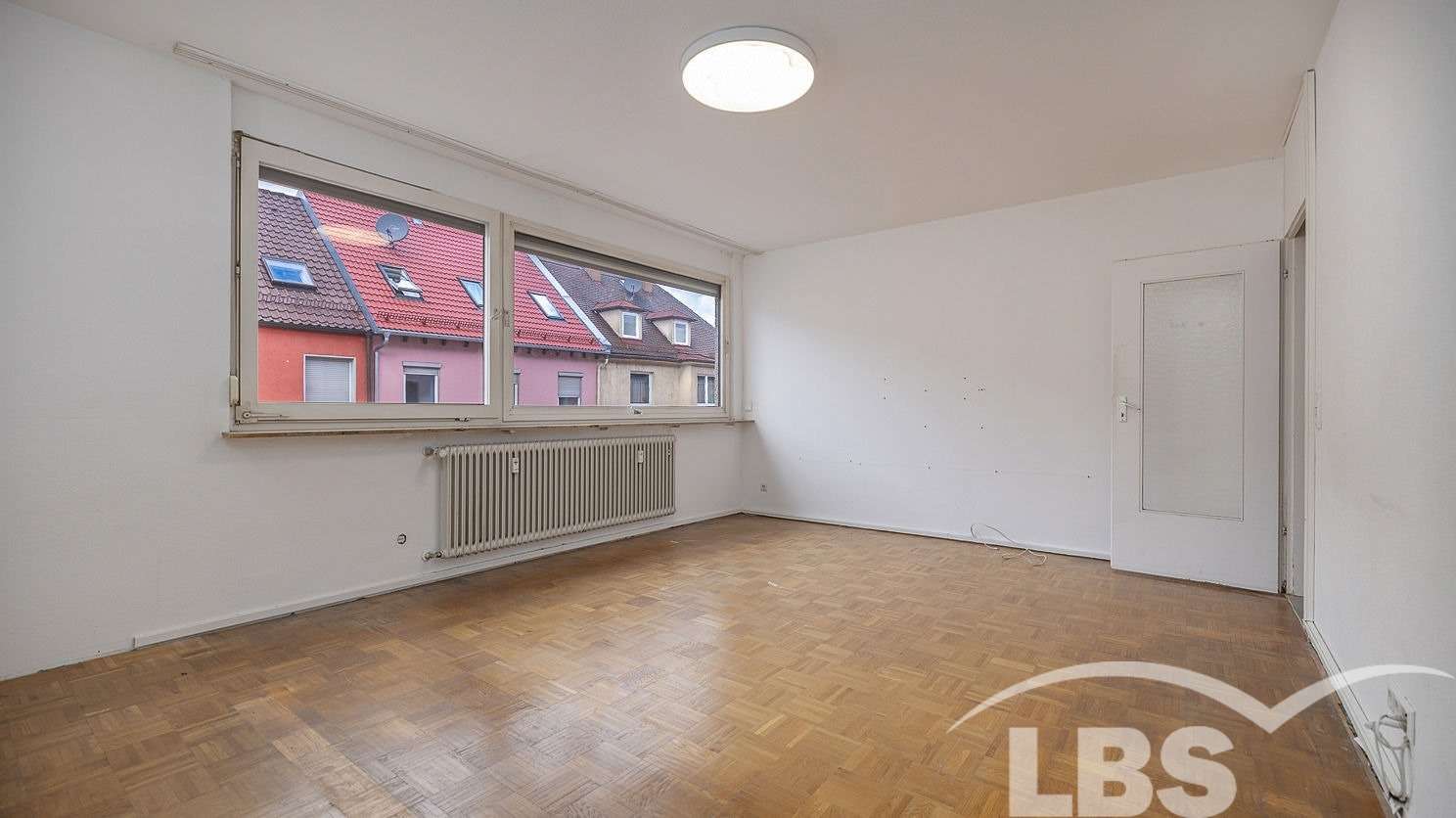 Sanierungsobjekt mit Substanz – 4-Zimmer-Wohnung mit Entwicklungspotenzial, Neu Ulm Kreis – Bild 1