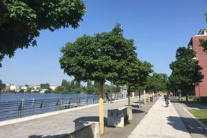 Mitten in der Stadt - dennoch ruhig am Wasser -   2 Zimmer mit Wintergarten und Loggia