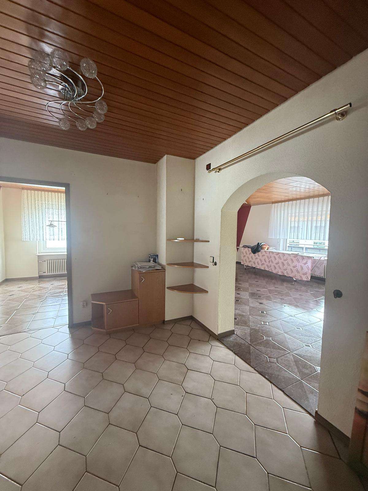 Immobilie in Walzbachtal - Große Wohnung mit Garage & Gartenanteil  4.ZKB + Balkon im schönen Walzbachtal - Bild 4