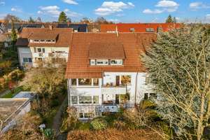 Sanierungsbedürftiges Dreifamilienhaus in schöner Randlage mit viel Potential inkl. 3 Stellplätzen.