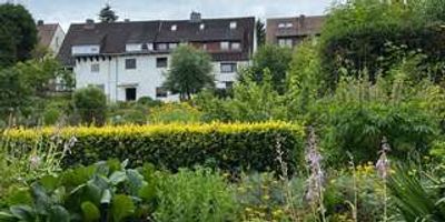 Sonnige, renovierte 3.5-Zimmer-Wohnung mit Einbauküche in zentraler Lage von Uslar, Garten verfügbar